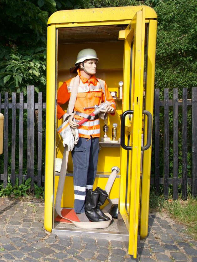 FF-Mann in Telefonzelle